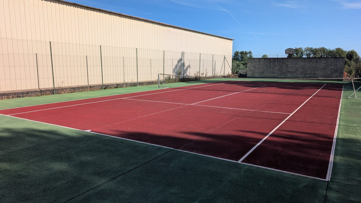 Book a tennis court located at Château des Tourtes and taste amazing dealcoholised French wines called TIP TOP (Val de Livenne, France)